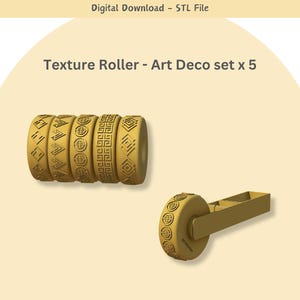 Könnte beinhalten: Ein Satz von fünf goldfarbenen Texturwalzen mit Art-Deco-Mustern. Die Walzen sind für die Verwendung im Handwerk und zum Erstellen einzigartiger Texturen auf Ton, Fondant oder anderen Materialien konzipiert.