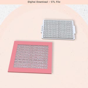 Puede incluir: Una descarga digital de un archivo STL para una impresión 3D. El diseño presenta un patrón repetitivo de cadenas entrelazadas. El diseño se muestra en un marco rosa.