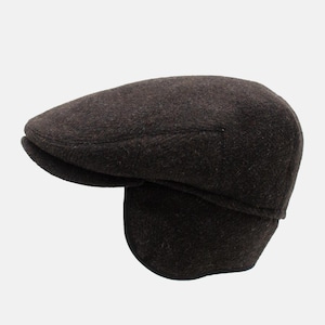 Può includere: Berretto piatto marrone scuro in tweed con paraorecchie. Il berretto ha una corona arrotondata e una piccola visiera rigida. I paraorecchie possono essere ripiegati per un maggiore calore. Un cappello classico per l'inverno.