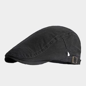 Puede incluir: Una gorra plana de algodón negra con cierre de hebilla.