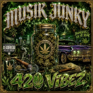 Könnte beinhalten: Ein Glasgefäß gefüllt mit grünem Pflanzenmaterial, mit einem goldenen Etikett mit einem Cannabisblatt und dem Text CERTIFIED LOUD & PROUD. Das Bild enthält den Text MUSIK JUNKY, 420 VIBEZ, BANGERZ FOR YO TRUNK und ein PARENTAL ADVISORY Etikett.