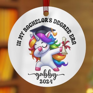 Benutzerdefinierte 2024 Bachelor-Abschluss-Verzierung, einzigartiges College-Abschluss-Geschenk, Abschluss-Dekor, College-Abschluss-Weihnachtsbaumdekoration, BA-Abschluss-Weihnachten