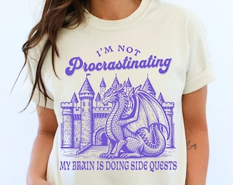 Camiseta ADHD Side Quest, Camiseta Dragão "Não Estou Procrastinando", Camiseta Engraçada para Neurodivergentes, Camiseta Fantasy Comfort Colors