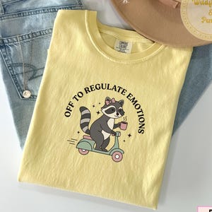 T-shirt 'Off To Regulate Emotions Comfort Colors', T-shirt met wasbeer voor sociaal-emotioneel leren (SEL), T-shirt voor schoolpsychologen, cadeau voor counselors