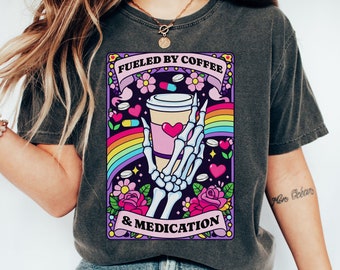 Camiseta divertida de enfermera, con café y medicamentos, colores cómodos.