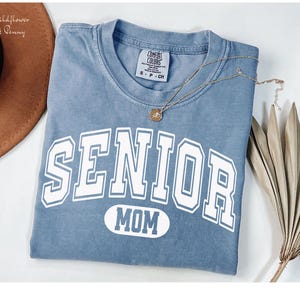 Comfort Colors Senior Mom Class of 2026 Shirt,Graduation Shirt 2026,Senior Mom Gift,Class of 2026 Tee, Gift for Proud Mom High School Senior