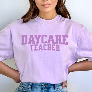 maestra de guardería, proveedora de guardería, proveedora de cuidado infantil, trabajadora de guardería, maestra de niños pequeños, regalo de guardería, camisetas de maestra de guardería, regalo para guardería
