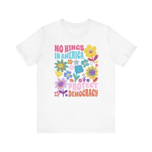 Camiseta floral "Protege la Democracia", unisex, protesta política, sutil anti-Trump, abolición de ICE White