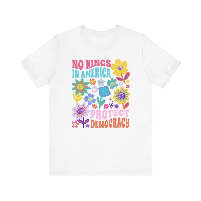 Camiseta floral "Protege la Democracia", unisex, protesta política, sutil anti-Trump, abolición de ICE White