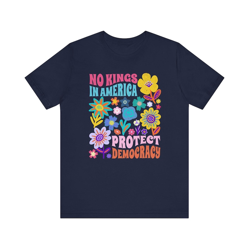 Camiseta floral "Protege la Democracia", unisex, protesta política, sutil anti-Trump, abolición de ICE Navy