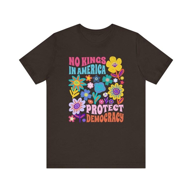 Camiseta floral "Protege la Democracia", unisex, protesta política, sutil anti-Trump, abolición de ICE Brown