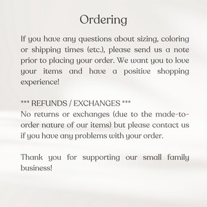 Puede incluir: Texto sobre un fondo blanco con el encabezado "Ordering". El texto explica la pol&iacute;tica de devoluci&oacute;n y cambio de la tienda. Indica que no hay devoluciones ni cambios debido a la naturaleza de los art&iacute;culos hechos a pedido. El texto tambi&eacute;n anima a los clientes a ponerse en contacto con la tienda si tienen alg&uacute;n problema con su pedido. El texto termina con un agradecimiento a los clientes por apoyar al peque&ntilde;o negocio familiar.
