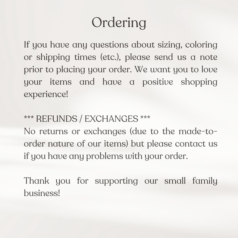 Puede incluir: Texto sobre un fondo blanco con el encabezado "Ordering". El texto explica la pol&iacute;tica de devoluci&oacute;n y cambio de la tienda. Indica que no hay devoluciones ni cambios debido a la naturaleza de los art&iacute;culos hechos a pedido. El texto tambi&eacute;n anima a los clientes a ponerse en contacto con la tienda si tienen alg&uacute;n problema con su pedido. El texto termina con un agradecimiento a los clientes por apoyar al peque&ntilde;o negocio familiar.