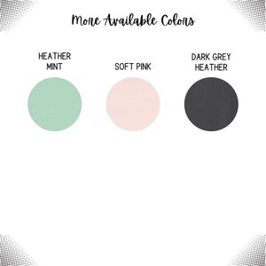 Op de afbeelding: Een kleurenkaart met drie cirkelvormige stalen en de tekst More Available Colors. De kleuren zijn Heather Mint, Soft Pink en Dark Grey Heather. Elke cirkel vertegenwoordigt een afzonderlijke kleuroptie voor een product.
