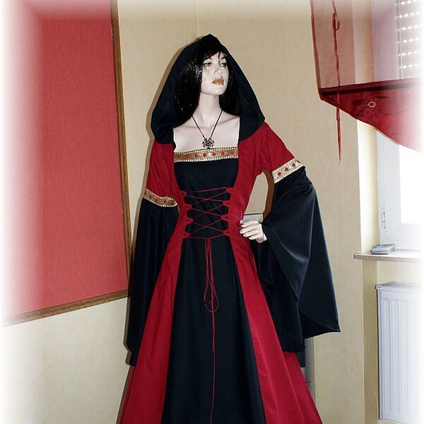Mittelalter Gewand mit Kaupze Maßanfertigung Medieval dress customized with Belt Medieval dress made to measure