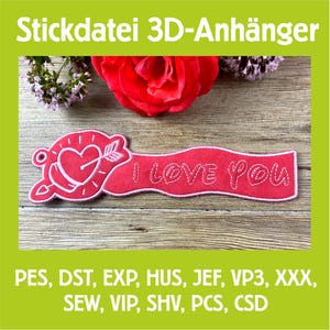 Puede incluir: Una pancarta de fieltro rojo con la frase "I LOVE YOU" bordada en blanco. La pancarta presenta un corazón atravesado por una flecha. El texto "Stickdatei 3D-Anhänger" está en la parte superior.