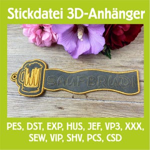 Könnte beinhalten: Ein grau-goldener, gestickter Aufnäher mit dem Schriftzug "SAUFBRUDI" und einem Bierkrug-Design. Der Aufnäher liegt auf einem Holzgrund, mit dem Text "Stickdatei 3D-Anhänger" oben. Bunte Blumen sind im Hintergrund zu sehen.