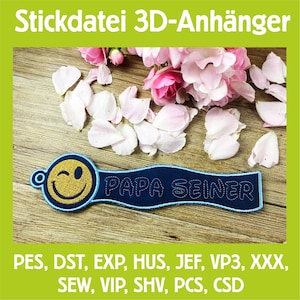 Könnte beinhalten: Ein marineblaues, gesticktes Etikett mit dem Text "PAPA SEINER" und einem zwinkernden Smiley-Gesicht. Das Etikett ist von einem hellblauen Rand umgeben. Das Bild enthält auch den Text "Stickdatei 3D-Anhänger" und Dateiformat-Abkürzungen.