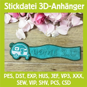 Puede incluir: Aplicación bordada en color turquesa con un diseño de caravana y el texto "HOME 2.0". La aplicación se encuentra sobre un fondo de madera con pétalos de flores rosas y blancas. El texto "Stickdatei 3D-Anhänger" está en la parte superior.
