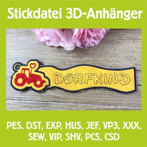 Könnte beinhalten: Ein gelber gestickter Aufnäher mit dem Wort "DORFKIND" in schwarzer Schrift. Auf der linken Seite befindet sich ein roter Traktor mit einem Herz. Der Text "Stickdatei 3D-Anhänger" steht oben. Der Aufnäher liegt auf einer Holzoberfläche.