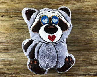 Peluche ITH "Willi il procione" | Per telai da 16x26 | Peluche in-the-Hoop | File da ricamo | Disegno da ricamo | Tutti i formati | Download immediato