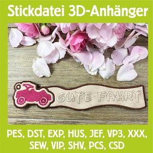 Puede incluir: Un diseño de tractor bordado en rosa con la frase alemana "GUTE FAHRT" en una pancarta beige. La pancarta está delineada en marrón, con el texto "Stickdatei 3D-Anhänger" en la parte superior. El fondo presenta flores y pétalos rosas.