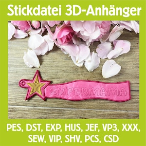 Può includere: Una toppa ricamata rosa con la scritta "SUPERMAMA" e una stella dorata. La toppa è ambientata su uno sfondo di legno con fiori e petali rosa. Il testo "Stickdatei 3D-Anhänger" è in alto.