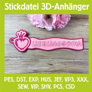 Puede incluir: Un colgante 3D bordado en rosa con el texto "LIEBLINGSOMA" y un diseño en forma de corazón con una corona. El colgante está sobre una superficie de madera con una flor rosa en el fondo. El texto "Stickdatei 3D-Anhänger" está en la parte superior.