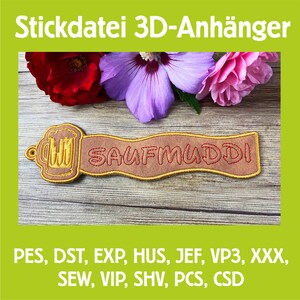 Puede incluir: Una etiqueta bordada marrón con la palabra alemana "SAUFMUDDI" en hilo rojo. La etiqueta tiene un diseño de jarra de cerveza a la izquierda y está enmarcada por un borde dorado. El texto "Stickdatei 3D-Anhänger" está en la parte superior.