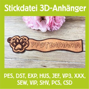 Puede incluir: Un parche marrón similar al cuero con el texto "PFOTENMAMA" y un diseño de huella de pata. El parche está en un marco verde con el texto "Stickdatei 3D-Anhänger" en la parte superior. El fondo es una superficie de madera.