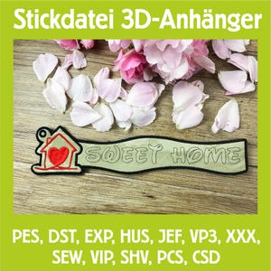 Puede incluir: Un aplique bordado 3D con el texto "SWEET HOME" y una casa con un corazón rojo. El aplique está sobre una pancarta verde claro con un borde negro. El fondo presenta pétalos de flores rosas y el texto "Stickdatei 3D-Anhänger".