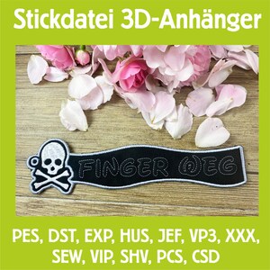 Könnte beinhalten: Ein schwarzer, gestickter Aufnäher mit dem weißen Text "FINGER WEG", der ein Totenkopf- und gekreuzte Knochen-Design aufweist. Der Aufnäher befindet sich vor einem Holzuntergrund mit rosa Blütenblättern. Das Bild enthält auch den Text "Stickdatei 3D-Anhänger".