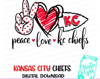 Puede incluir: Paz, amor y Chiefs de KC! Un diseño de descarga digital que presenta un signo de paz con lunares rojos, un corazón rojo con rayas blancas y una punta de flecha roja con las letras KC. El texto "peace love kc chiefs" está escrito debajo del diseño.