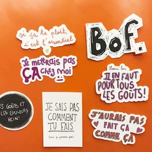 Peut inclure: Plusieurs autocollants blancs avec du texte noir et violet sont disposés sur un fond orange. Les autocollants présentent des phrases françaises telles que « Si ça te plaît, c'est l'essentiel » et « Bof ». Les autocollants ont des formes variées.