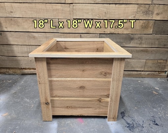 Könnte beinhalten: Eine quadratische Pflanzkiste aus Holz, 45,7 cm lang, 45,7 cm breit und 44,5 cm hoch. Die Kiste besteht aus hellbraunen Holzbrettern und hat ein einfaches, offenes Design. Der Text "18" L x 18" W x 17.5" T" ist oben angezeigt.
