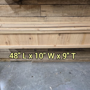 Peut inclure: Une jardinière en bois avec une finition naturelle. Elle mesure 122 cm de long, 25 cm de large et 23 cm de haut. 48" L x 10" W x 9" T