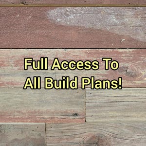 Może przedstawiać: Drewniane tło z tekstem "Full Access To All Build Plans!" w ż&oacute;łtym kolorze. Drewno ma mieszankę czerwonych, brązowych i szarych odcieni, z widocznym usłojeniem i sękami. Tekst jest wyśrodkowany i łatwy do odczytania.