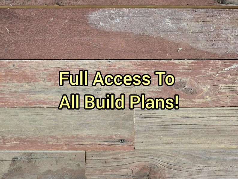 Może przedstawiać: Drewniane tło z tekstem "Full Access To All Build Plans!" w ż&oacute;łtym kolorze. Drewno ma mieszankę czerwonych, brązowych i szarych odcieni, z widocznym usłojeniem i sękami. Tekst jest wyśrodkowany i łatwy do odczytania.