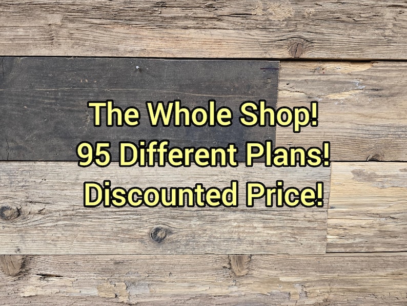 Może przedstawiać: Drewniane tło z ż&oacute;łtym tekstem "The Whole Shop! 95 Different Plans! Discounted Price!". Tło składa się z r&oacute;żnych drewnianych desek w odcieniach brązu i szarości.