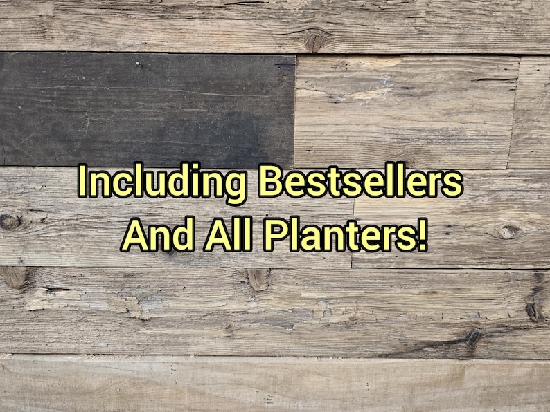 Może przedstawiać: Drewniane tło z ż&oacute;łtym napisem "Including Bestsellers And All Planters!". Drewno ma rustykalny, zwietrzały wygląd z r&oacute;żnymi odcieniami brązu i szarości.