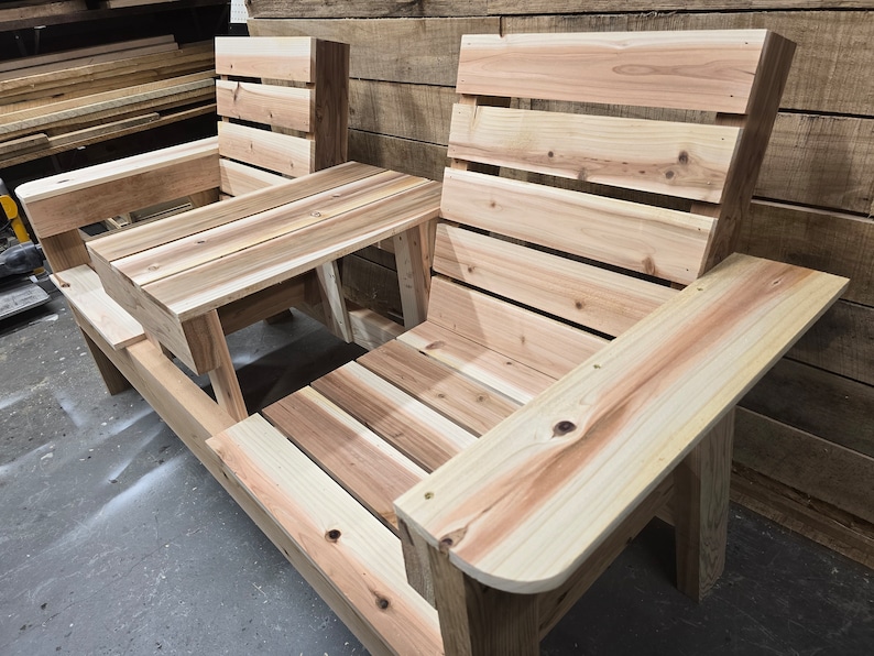 Pu&ograve; includere: Una panca in legno con un tavolo incorporato. La panca &egrave; realizzata in legno naturale di colore marrone chiaro. Il tavolo &egrave; attaccato alla panca e ha una forma rettangolare. La panca &egrave; perfetta per sedersi all'aperto.