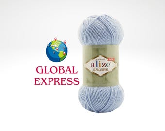 Puede incluir: Una madeja de lana azul claro Alize Alpaca Royal. La lana está envuelta en plástico transparente con una etiqueta que dice "alize" y "Alpaca Royal". La imagen también incluye el texto "GLOBAL EXPRESS".
