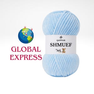 Puede incluir: Una madeja de lana azul claro con una etiqueta blanca con el texto "SHMUEF" y un dibujo de un oso de peluche. La lana es de un material suave y afelpado, ideal para proyectos de punto o ganchillo. La imagen también incluye un logotipo de "GLOBAL EXPRESS".