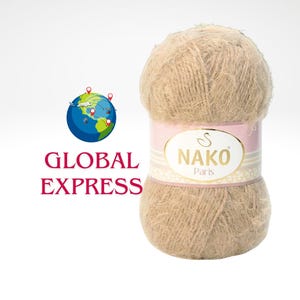 Pode incluir: Novel de lã bege com uma etiqueta rosa e branca que diz "NAKO Paris". A lã é de cor castanho claro e parece macia. As palavras "GLOBAL EXPRESS" estão em texto rosa com um gráfico de globo.