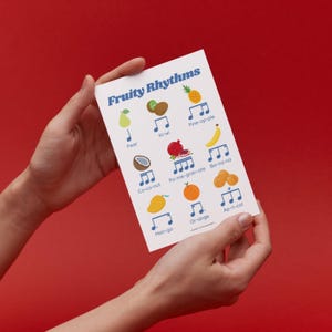 Tarjeta de felicitación con ritmos afrutados: perfecta para músicos, profesores y amantes de la música. Ideal para cumpleaños y ocasiones especiales. Divertida y única.