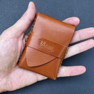 Cartera minimalista de cuero marrón hecha a mano / Cuero curtido vegetal marrón de Italia / El mejor regalo para él y para ella / Vaksin Leathercraft