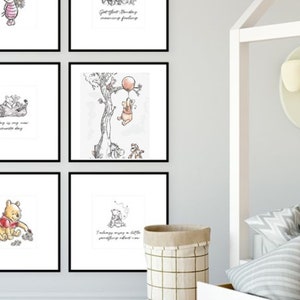 Puede incluir: Un conjunto de seis impresiones enmarcadas de Winnie de Pooh con diferentes citas e ilustraciones. Las impresiones est&aacute;n en marcos negros y tienen un fondo blanco. Las citas incluyen "Get that 'I'm starting something good' feeling", "Today is my new favourite day", "I always enjoy a little something about rain", "You are braver than you believe, stronger than you seem, and smarter than you think", "A little consideration, a little thought for others, makes all the difference", and "Sometimes the smallest things take up the most room in your heart".