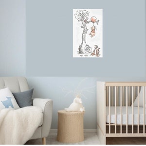 Puede incluir: Una ilustraci&oacute;n en blanco y negro de Winnie de Pooh y Tigger. Winnie de Pooh sostiene un globo rojo y est&aacute; colgado de una rama de &aacute;rbol. Tigger est&aacute; de pie en el suelo mirando hacia arriba a Winnie de Pooh.