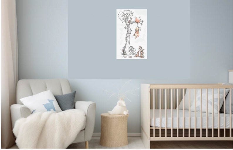 Puede incluir: Una ilustraci&oacute;n en blanco y negro de Winnie de Pooh y Tigger. Winnie de Pooh sostiene un globo rojo y est&aacute; colgado de una rama de &aacute;rbol. Tigger est&aacute; de pie en el suelo mirando hacia arriba a Winnie de Pooh.