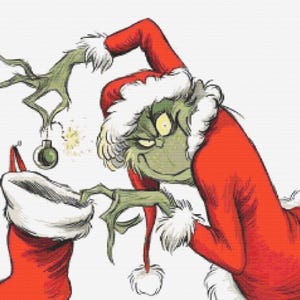 Könnte beinhalten: Der Grinch, eine grüne Comicfigur, trägt ein rot-weißes Weihnachtsmannkostüm und stiehlt einen Weihnachtsstrumpf. Er hält einen grünen Christbaumschmuck in der Hand.